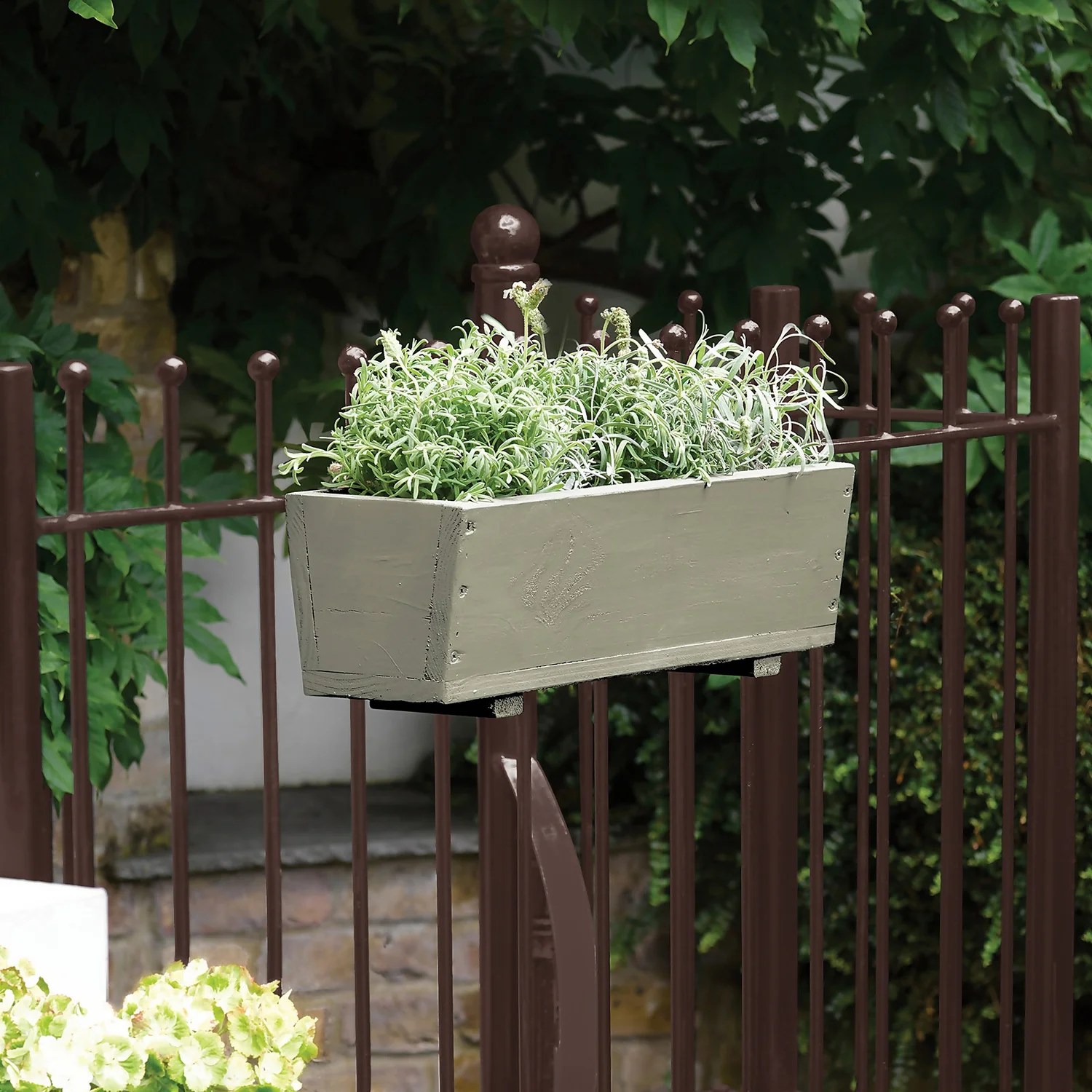 Sandtex® Exterior 10 Year Gloss Paint Chestnut Brown - 2.5L 3 Sandtex® Exterior 10 Year Gloss Paint Chestnut Brown - 2.5L - Image 3