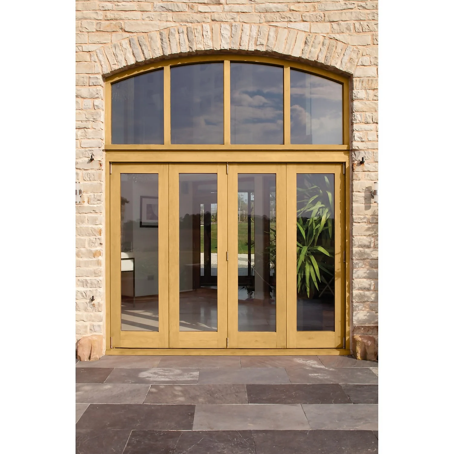 Ronseal 10 Year Woodstain Natural Oak Satin - 2.5L 2 Ronseal 10 Year Woodstain Natural Oak Satin - 2.5L - Image 2