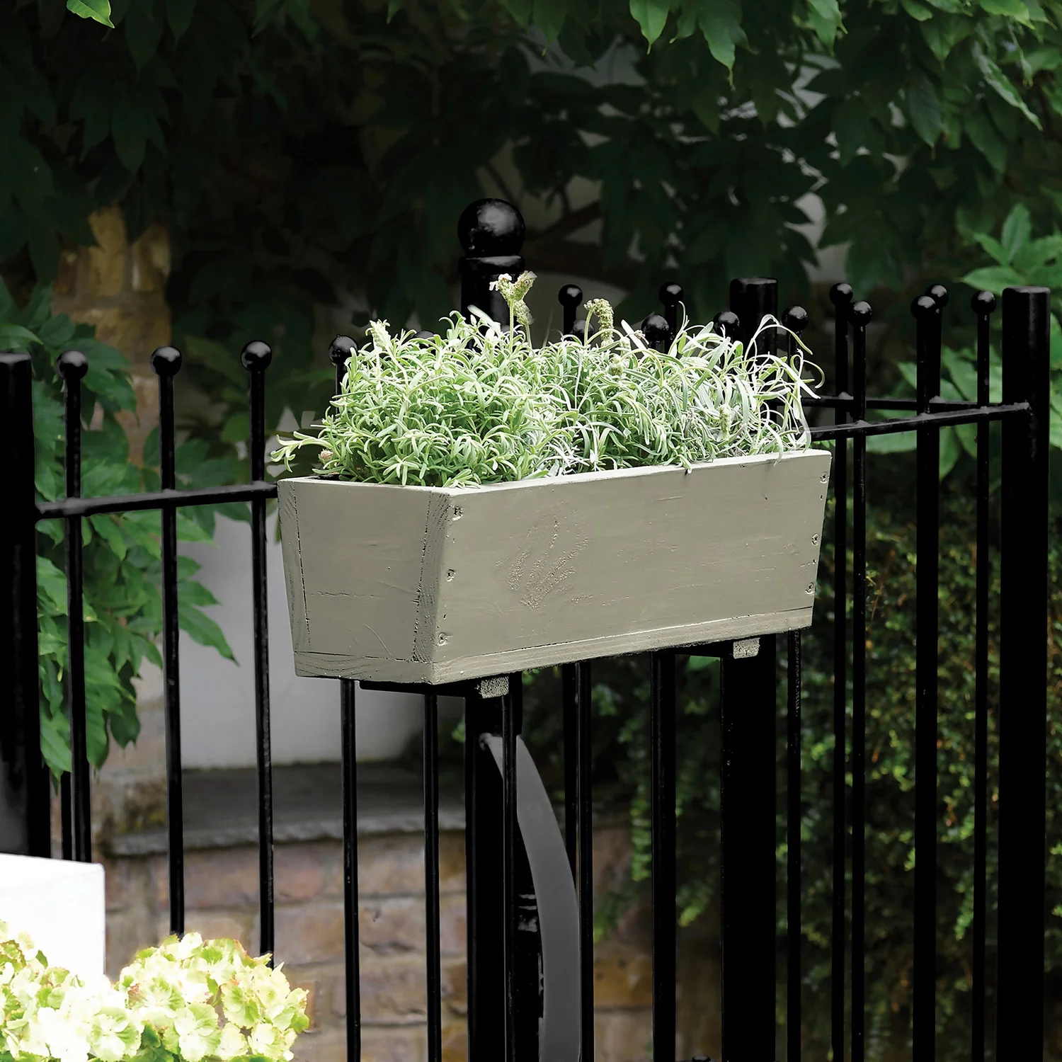 Sandtex® Exterior 10 Year Gloss Paint Charcoal Black - 2.5L 3 Sandtex® Exterior 10 Year Gloss Paint Charcoal Black - 2.5L - Image 3